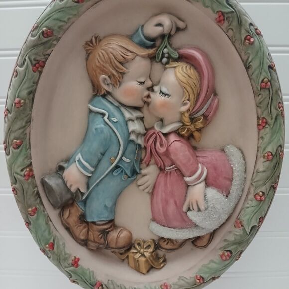Vintage Ceramic Wall Plaque Children Kissing Under the Mistletoe Hand Painted - Picture 3 of 12